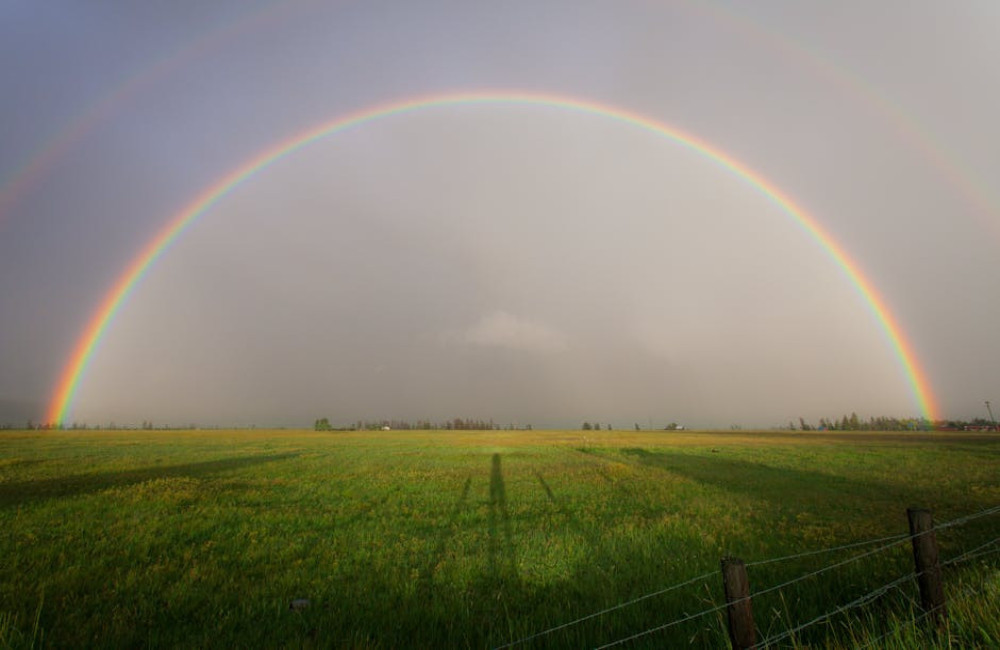 Hoe werkt een regenboog en waarom zie je er soms twee?