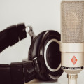 Hoe ga je klinken als een bekende en ervaren voice-over stem?