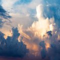 Waarom zijn wolken wit en hoe ontstaan grijze regenwolken?