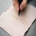 Zoals vermeld of zoals vermeldt: dit is de juiste spelling