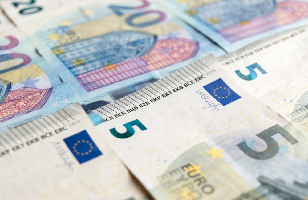Hoeveel contant geld mag je in 2026 zonder aangifte meenemen op reis buiten de EU