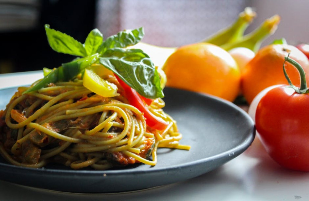Waarom breekt een spaghetti-staaf precies in drie stukken?