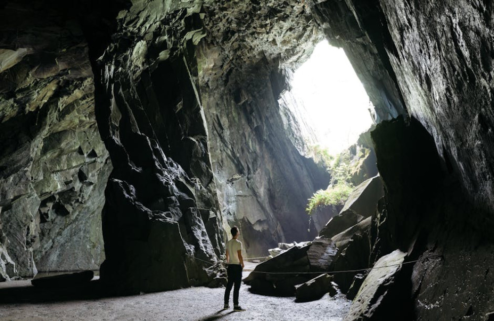 Hoe ontstaan stalactieten en stalagmieten in grotten?